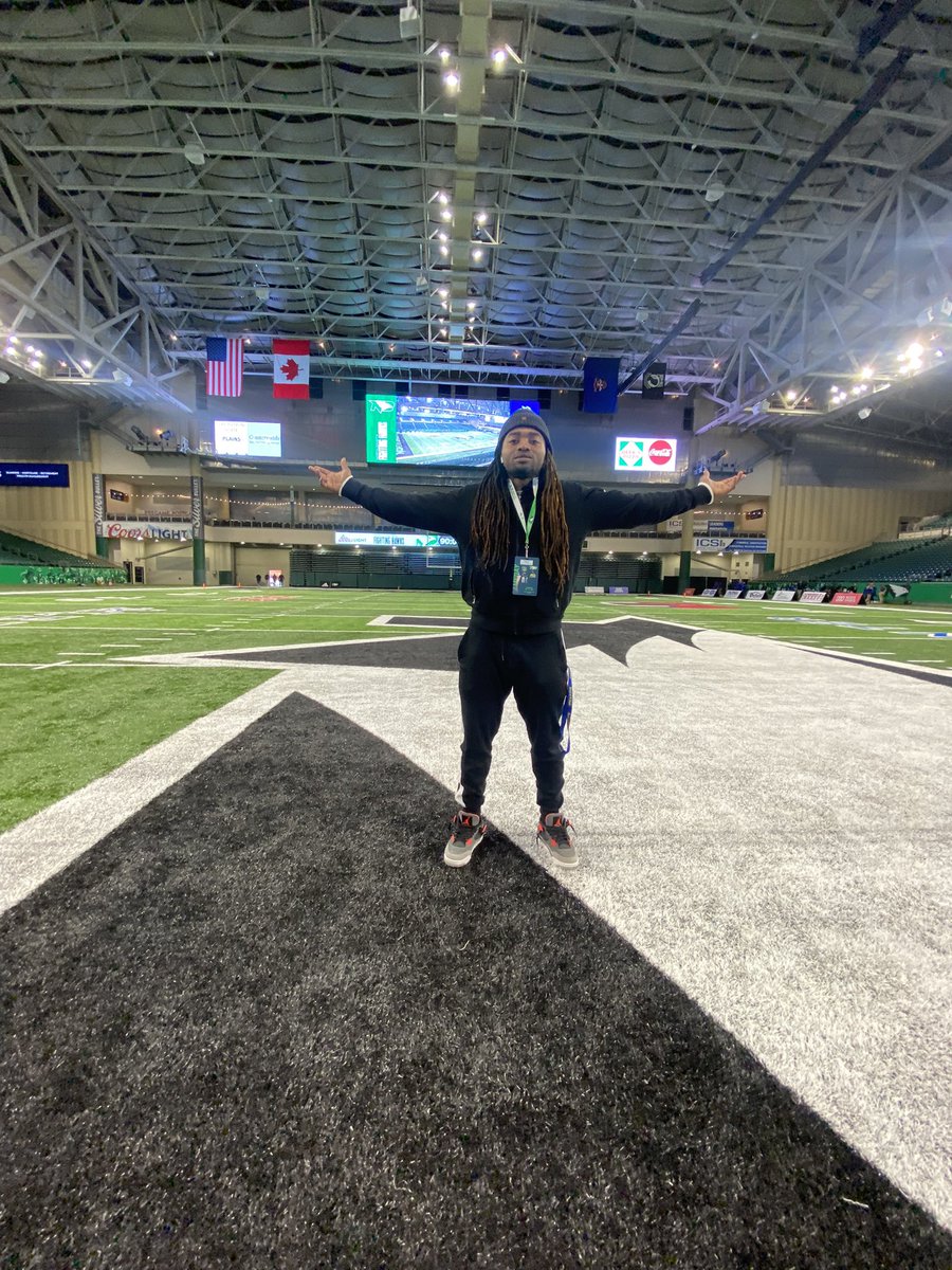 PoohPoohG2's tweet photo. Thank you @UNDfootball for the gameday invite. It was one for the books fashoo!! Blessed experience for me and my brothers!! @MSt8Football @Coach_Miller21 @FreddieSmithIII @CoachCrutchley @BubbaSchweigert @jschwenzfeier🦅⚫️🟢 #mstate #und #fightinghawks https://t.co/NpGdpAjxf3