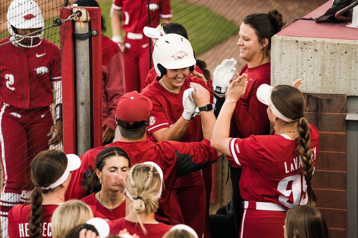 “I think we are in a good spot offensively. It will be a little bit more of a mix of speed and power this season...” - Arkansas head coach Courtney Deifel 📸: @RazorbackSB d1sb.co/3Ryapk4