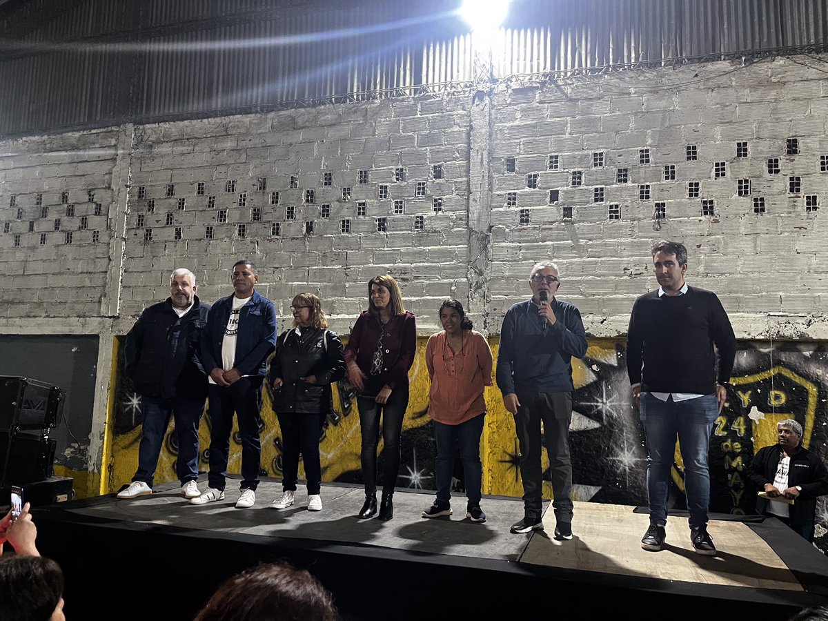 ZamoraJulio's tweet photo. En el marco del Día de la madre y del Día de la familia, agasajamos a más de 500 mujeres en la Sociedad de Fomento 24 de Mayo de #TroncosDelTalar. Gracias por su labor diario en cada rincón de los barrios, acompañando y realizando acciones con la comunidad. #TigreEsMiVida https://t.co/Xsmb2A7Qad
