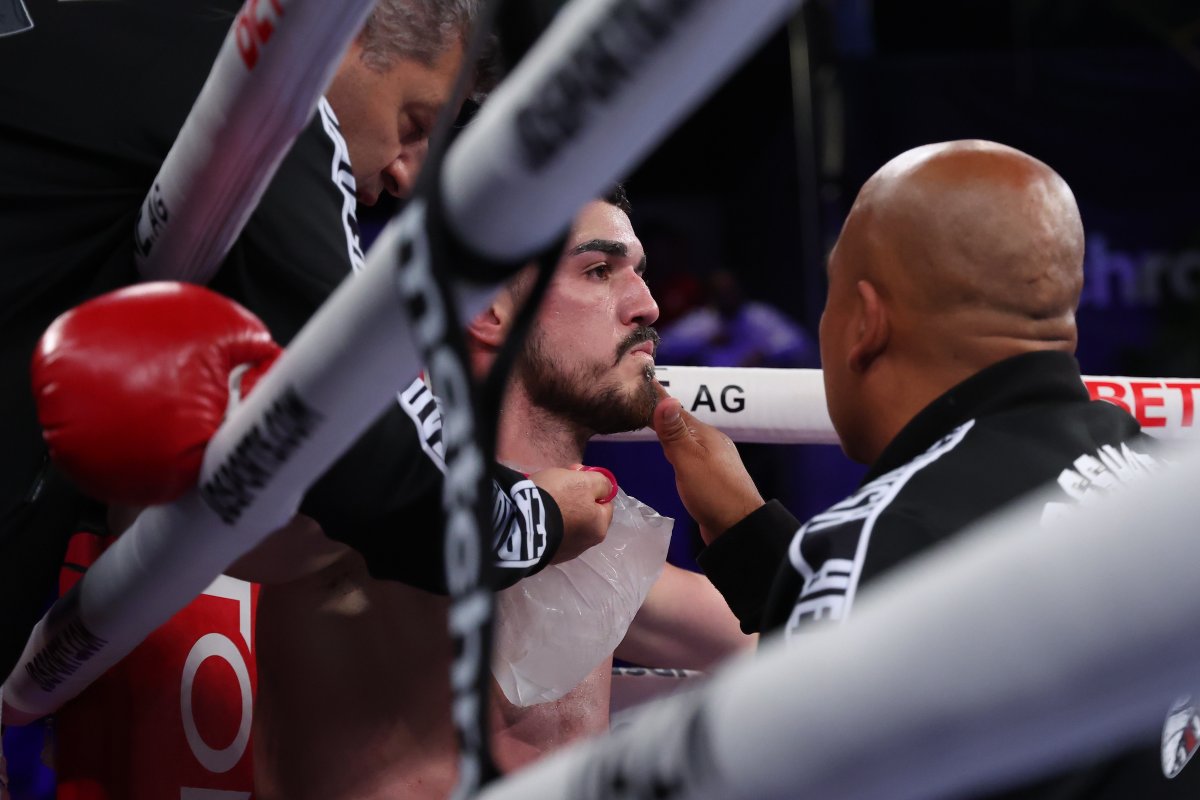 MatchroomBoxing's tweet photo. Digging deep... Last round coming up!
#MatiRodriguez #LaraSanmartin https://t.co/hxDi7QQb8Y