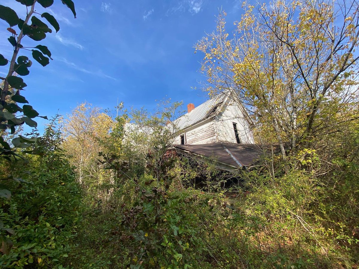 Rachelleawander's tweet photo. How old do you think this home is? 

https://t.co/5qMHuDZ0I2

#abandonedhouses #oldhouses #historichomes #history #abandonedplaces https://t.co/OOcM8tm8gl