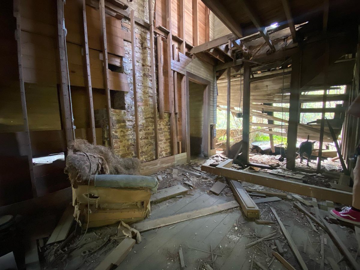 Rachelleawander's tweet photo. How old do you think this home is? 

https://t.co/5qMHuDZ0I2

#abandonedhouses #oldhouses #historichomes #history #abandonedplaces https://t.co/OOcM8tm8gl