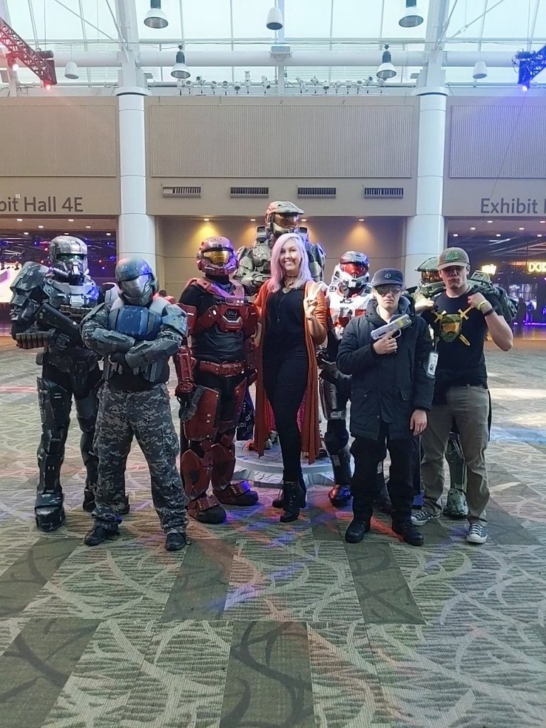 SavageGiggles's tweet photo. Hanging with some Spartans (and company) 😎

#HALOWC @405th https://t.co/OXH37tXm7b