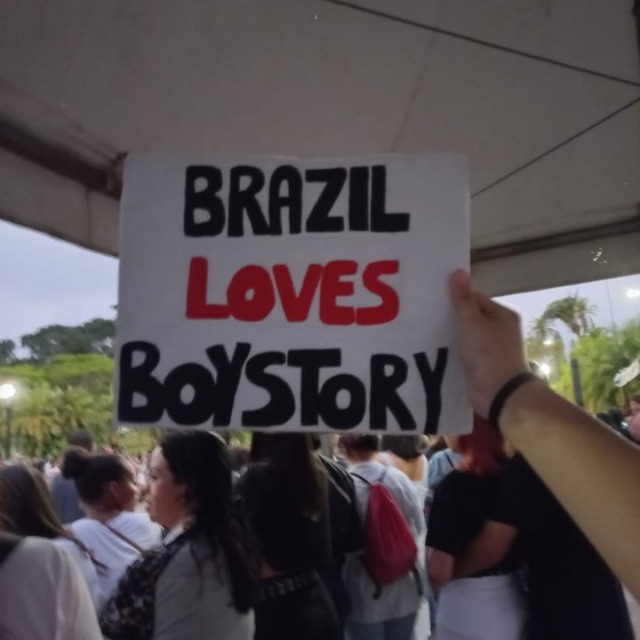 pjmbstory's tweet photo. Hoje no evento do jyp eu levei essa plaquinha do boystory, como tinha comentado uns dias atrás... Queria agradecer a todos que viram falar cmg e elogiaram os meninos! É muito importante para mim ver meus ídolos favoritos sendo reconhecidos e recebendo todo esse carinho!Mtt obgd❤ https://t.co/nRBIfS666K