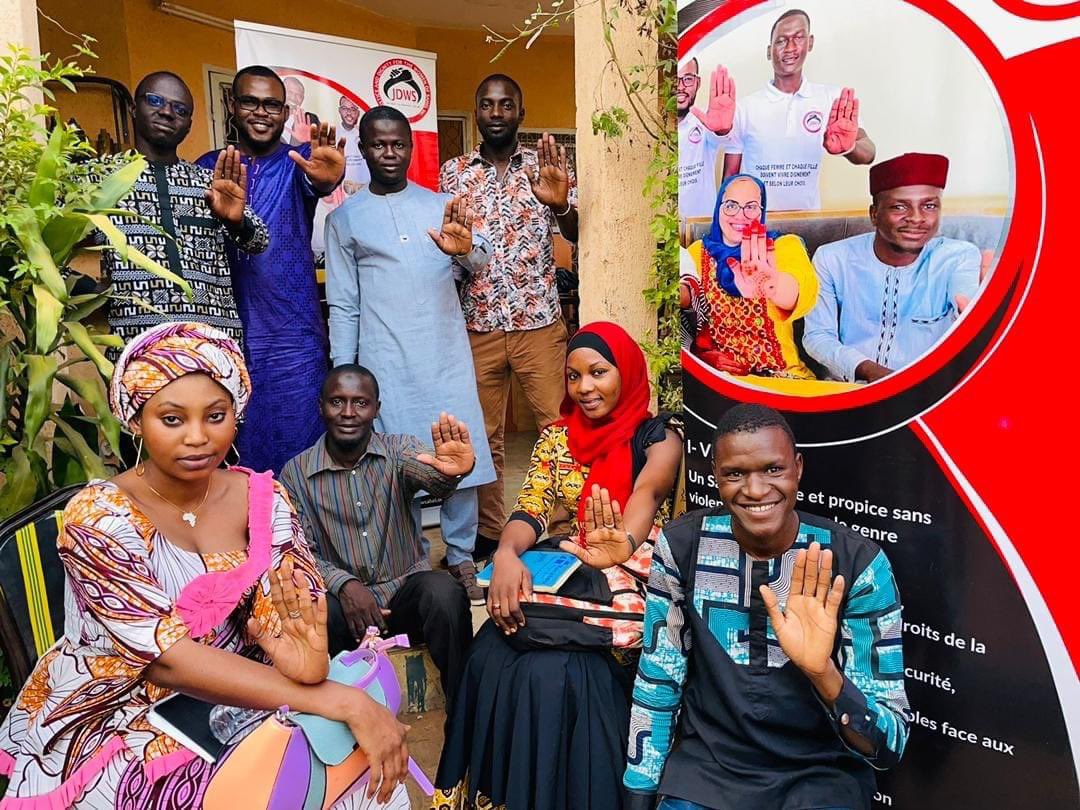 𝙅𝙪𝙨𝙩𝙞𝙘𝙚 𝙖𝙣𝙙 𝘿𝙞𝙜𝙣𝙞𝙩𝙮 𝙛𝙤𝙧 𝙩𝙝𝙚 𝙒𝙤𝙢𝙚𝙣 𝙤𝙛 𝙎𝙖𝙝𝙚𝙡 (𝙅𝘿𝙒𝙎) 𝙉𝙄𝙂𝙀𝙍, s'est réunie hier vendredi 21 octobre 2022 dans le local de l'ONG à Niamey🇳🇪.
Une séance de travail sur son programme 2023
#JDWS