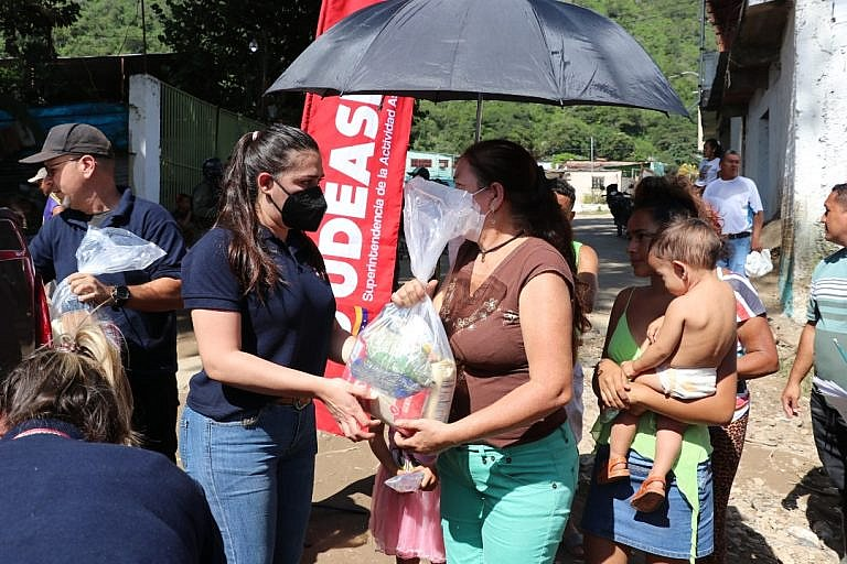 minecofinanzas's tweet photo. #SolidaridadYAmor || Sudeaseg hace entrega de insumos en la población de Las Tejerías.

#23Oct 

Lea más aquí: https://t.co/MOleUZoPJY https://t.co/FKN571dIeR
