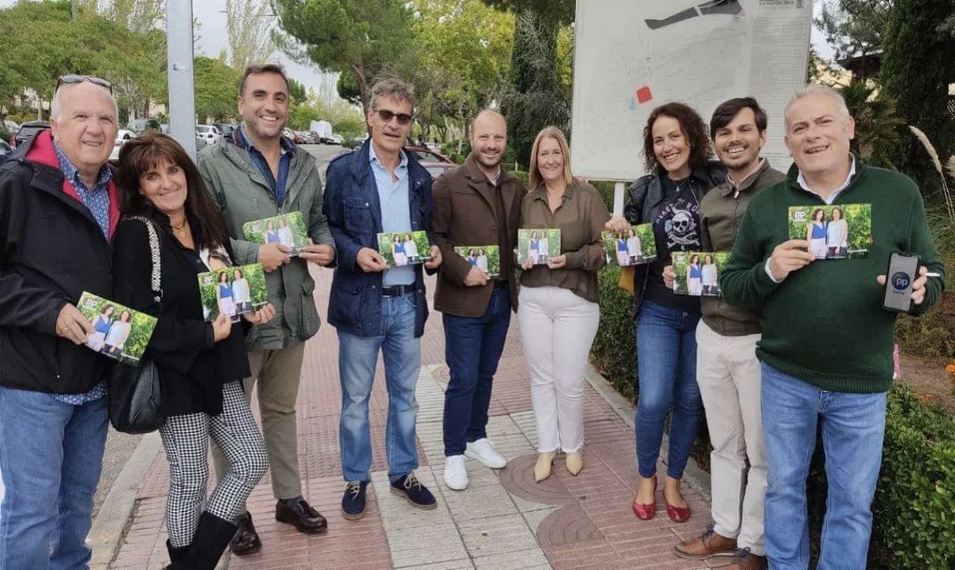 MCarmenPFSanse's tweet photo. Buzoneo en una de las urbanizaciones más importantes de nuestro municipio #RosaLuxemburgo.
Queremos hacer llegar a todos los rincones de San Sebastián de los Reyes nuestras propuestas para mejorar la vida de nuestros vecinos!
#SomosLaAlternativa
#PPSanse
#UrbanizacionesSanse https://t.co/AdsXGBjowQ