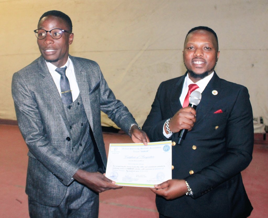 DUSAF12's tweet photo. Uyu munsi #DUSAF Harahijwe abayobozi bashya, hanatangwa Certificate nk'ishimwe kubayobozi bacyuye igihe. Muri uyu muhango hafunguw k'umugaragaro igikorwa cyiswe #one_coin kizafasha kunganira abanyeshuri barushywa n'imibereho muri @UR_Huye @gatjmv @HuyeDistrict  @UrsuHuye https://t.co/26vjA4PO0O