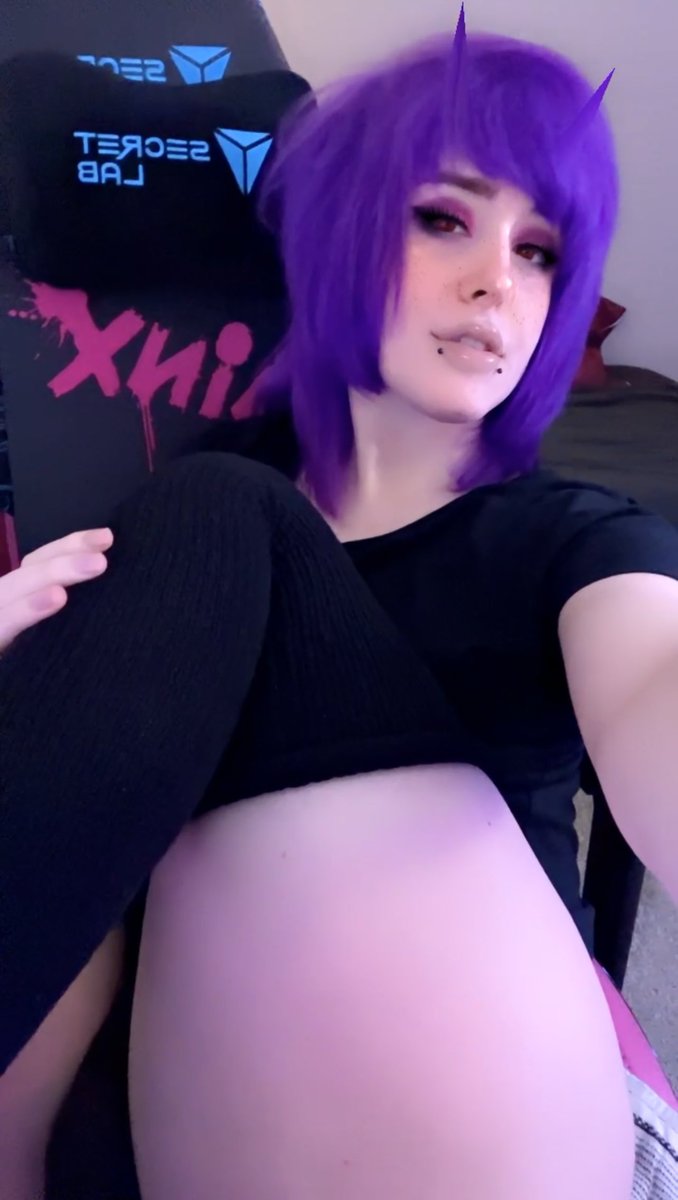 devilpuppi's tweet photo. could reeeally use a footrest, anyone available~?? 🖤 https://t.co/19lcU2VA8f