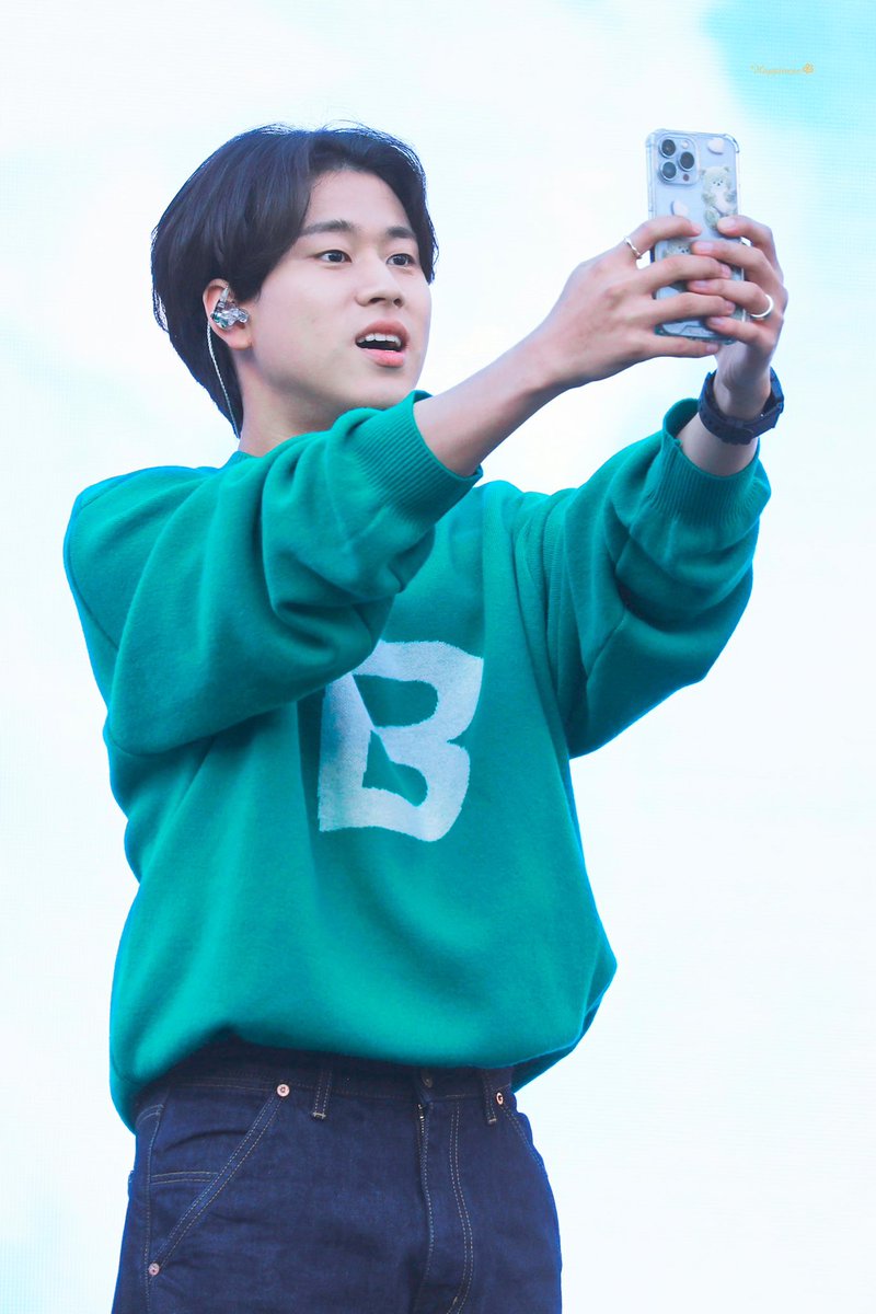 happiness_c26's tweet photo. 221022 #이무진 CAST PARK STAGE HQ
📱🤳💖
#이무진 #LEEMUJIN
#2022CASTPARKSTAGE
@BPM_LMJ https://t.co/bT5Rnp03wn