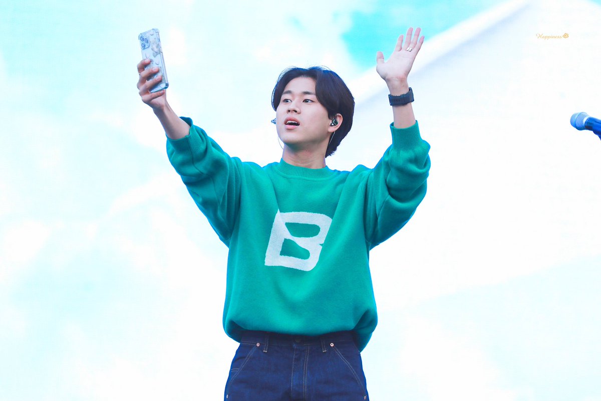 happiness_c26's tweet photo. 221022 #이무진 CAST PARK STAGE HQ
📱🤳💖
#이무진 #LEEMUJIN
#2022CASTPARKSTAGE
@BPM_LMJ https://t.co/bT5Rnp03wn