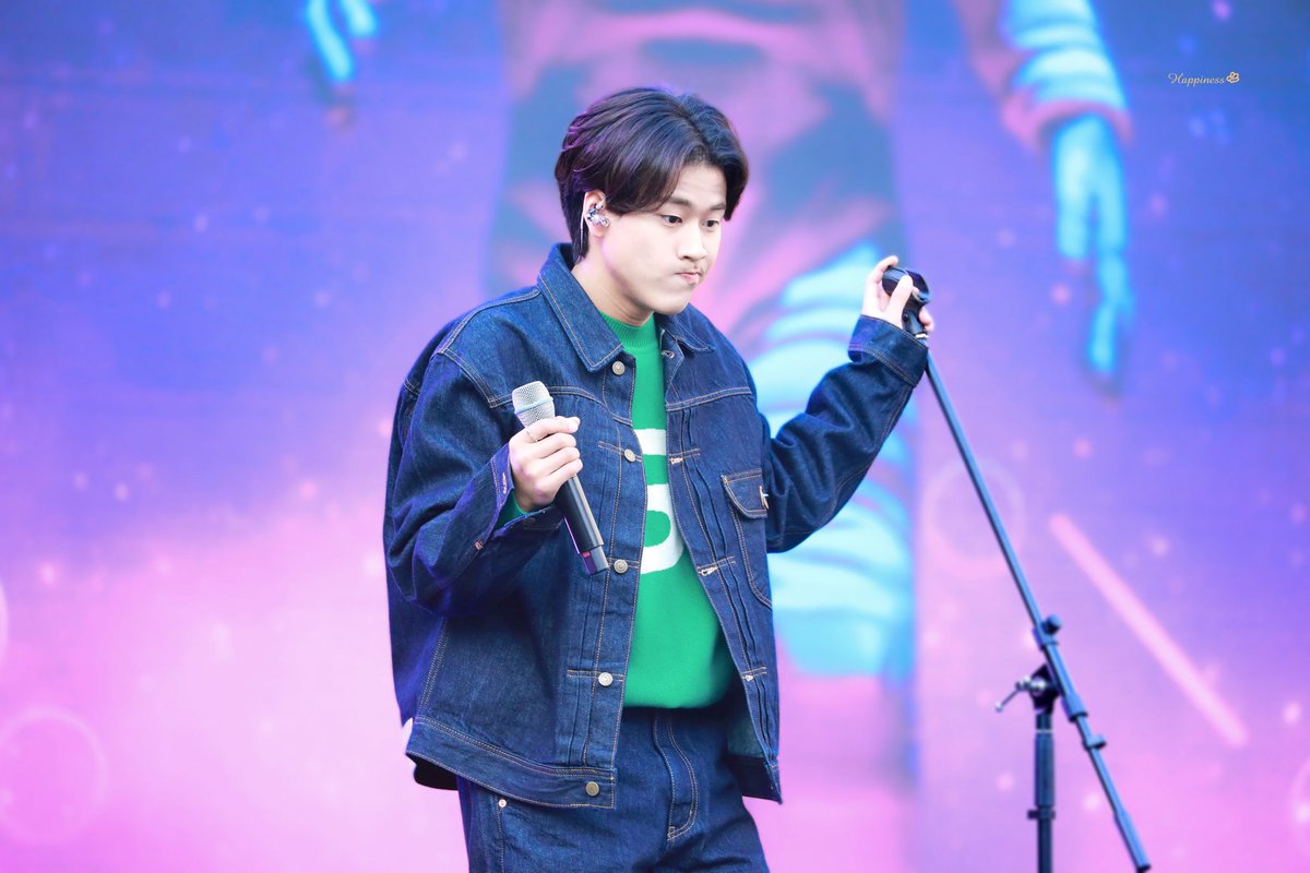 happiness_c26's tweet photo. 221022 #이무진 CAST PARK STAGE HQ
🐱🐱
#이무진 #LEEMUJIN
#2022CASTPARKSTAGE
@BPM_LMJ https://t.co/l19ziEi3hZ