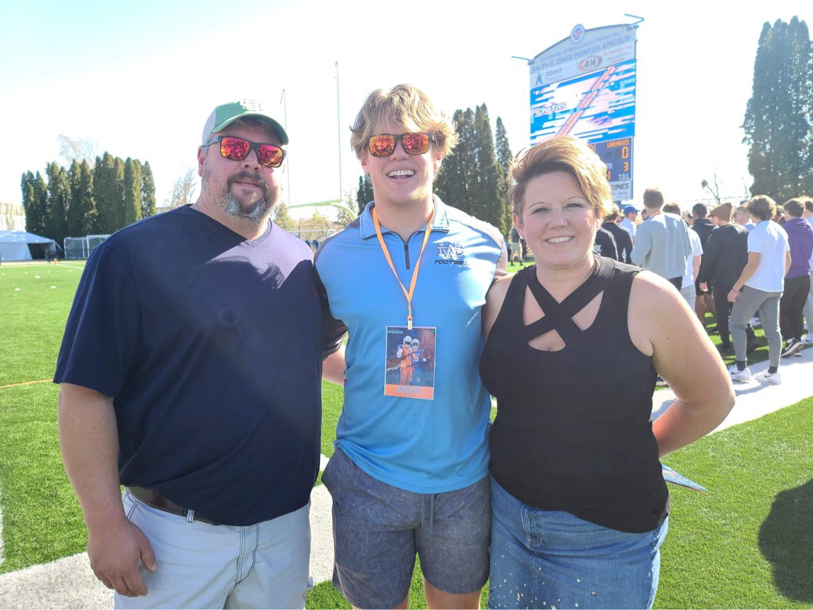 Had a great day visiting <a href="/UWPlattFootball/">UW-Platteville Football</a> with my teamates <a href="/HunterIsaacson0/">Hunter Isaacson</a> <a href="/3301Dtrain/">Dylan Warren</a> <a href="/Johnscott_40/">John scott</a> Thanks to <a href="/RieseDraft/">Owen Riese</a> <a href="/CoachSheehan12/">Patrick Sheehan</a> for inviting me out for the big game!
Big upset 17-13 over #3 Ranked UW-Whitewater.
