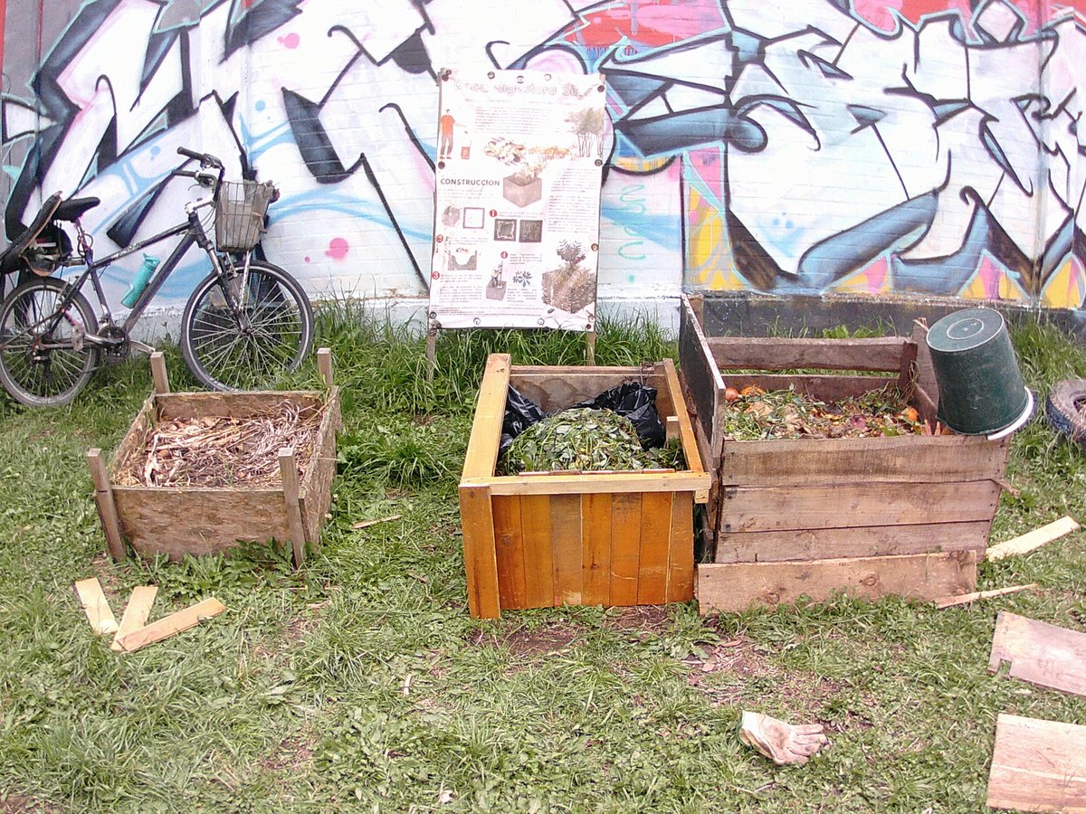 AgoraBiciChia's tweet photo. La #PacaDigestora florece gracias al trabajo ciudadano, dedicados al mantenimiento y desarrollo de nuevas soluciones para un manejo responsable de los residuos orgánicos ♻️🌳 https://t.co/eWCadLrbHc
