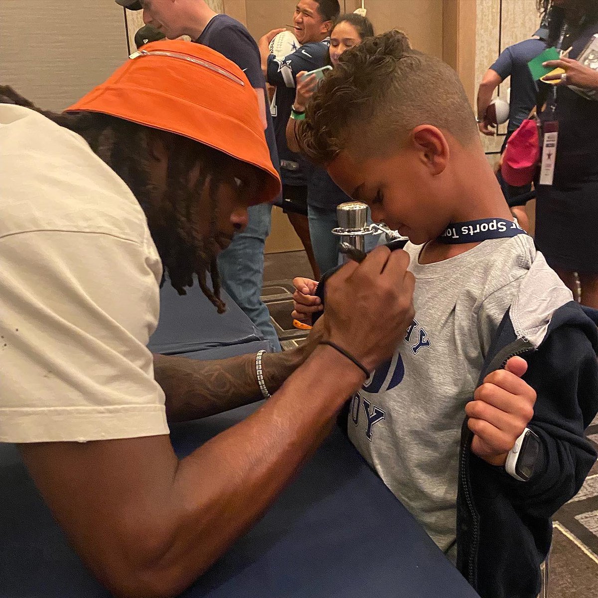 StarSportsTours's tweet photo. Always a pleasure to have NOAH BROWN meet &amp; greet with SST fans 🤩🤩

#DETvsDAL
#DallasCowboys  #CowboysNation #CowboysTravel #WeDemBoyz #onlyatSST https://t.co/oGuIhe1KcD