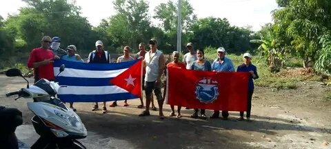 BatistaYanara's tweet photo. Homenaje a Camilo Cienfuegos desde colectivos laborales, comunidades, fábricas y surcos en #Holguín en el inicio de la conmemoración por el Aniversario 64 del Triunfo de la Revolución Cubana.
#CubaViveYTrabaja 
#JuntosXCuba
@CubaCentral https://t.co/ZT0PPPdp1z