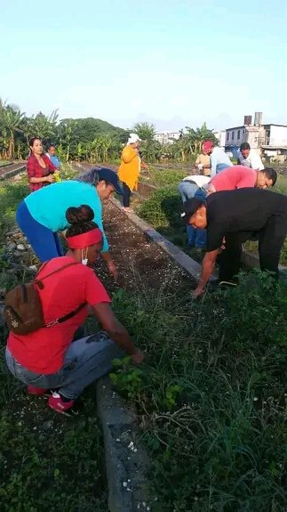 BatistaYanara's tweet photo. Homenaje a Camilo Cienfuegos desde colectivos laborales, comunidades, fábricas y surcos en #Holguín en el inicio de la conmemoración por el Aniversario 64 del Triunfo de la Revolución Cubana.
#CubaViveYTrabaja 
#JuntosXCuba
@CubaCentral https://t.co/ZT0PPPdp1z