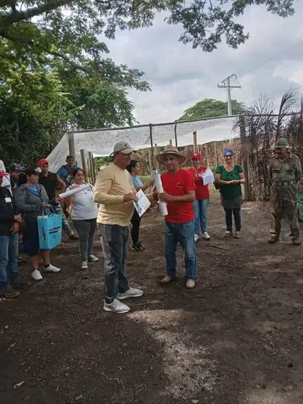BatistaYanara's tweet photo. Homenaje a Camilo Cienfuegos desde colectivos laborales, comunidades, fábricas y surcos en #Holguín en el inicio de la conmemoración por el Aniversario 64 del Triunfo de la Revolución Cubana.
#CubaViveYTrabaja 
#JuntosXCuba
@CubaCentral https://t.co/ZT0PPPdp1z