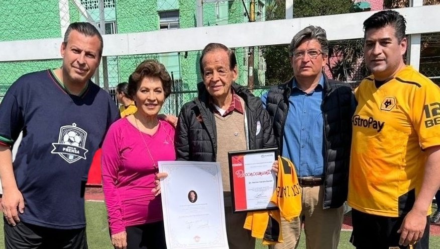 ZarateDuron's tweet photo. Agradezco a mis amigos periodistas por este inmerecido homenaje que me hicieron por mi trayectoria deportiva y de comunicación. 
En especial a Constancio Cortés y a @AlexGalvezQ de la Fundación para la Comunicación y el Periodismo A.C. 
#copafuncope https://t.co/buWuJHOITo