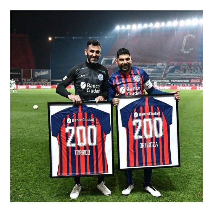 Uno por los penales que atajo, el otro por los que metió para hacernos eternamente felices.
Torri, Gordo...
Infinitas gracias ❤💙 <a href="/SanLorenzo/">San Lorenzo</a>