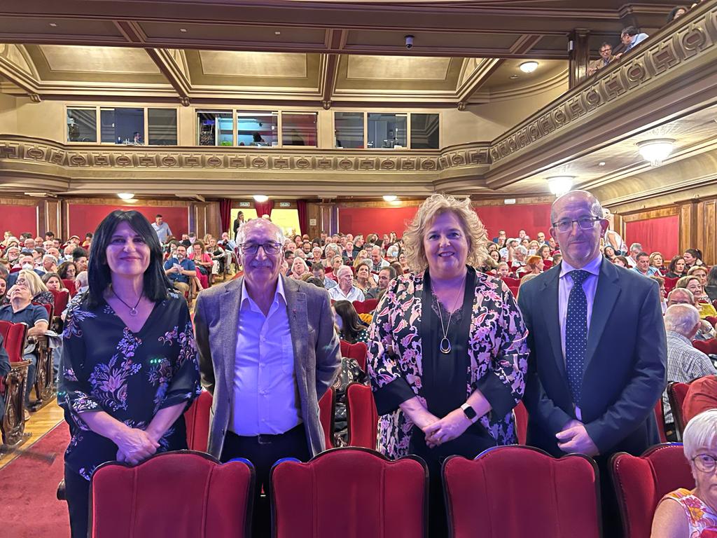 SubGobGRA's tweet photo. La subdelegada @InmaLopez14 asiste a la representación de la Opera “¡Abuxarra!, ¡Abuxarra!, paraíso  recobrado”. Una obra del pianista y compositor Win Zwaag, donde las “Músicas de las Mozuelas” nos cuentan la historia de amor entre dos jóvenes del municipio alpujarreño de Cañar. https://t.co/KWMlGaaJE9