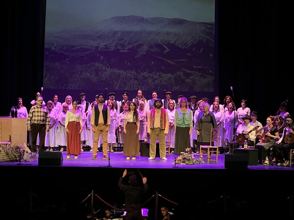 SubGobGRA's tweet photo. La subdelegada @InmaLopez14 asiste a la representación de la Opera “¡Abuxarra!, ¡Abuxarra!, paraíso  recobrado”. Una obra del pianista y compositor Win Zwaag, donde las “Músicas de las Mozuelas” nos cuentan la historia de amor entre dos jóvenes del municipio alpujarreño de Cañar. https://t.co/KWMlGaaJE9