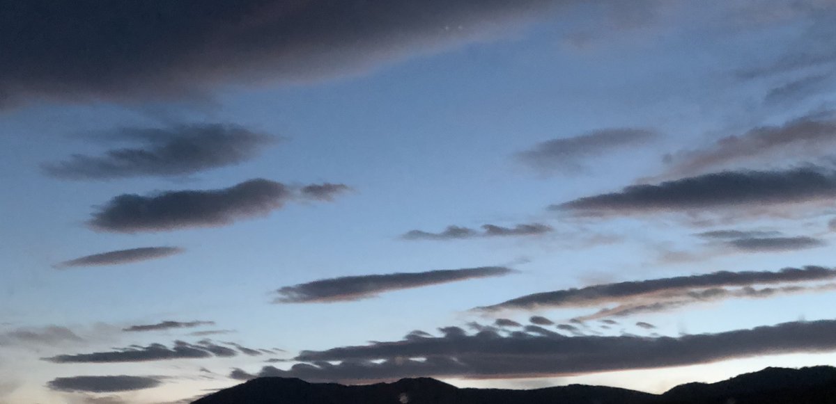 🌬️⛰️🌊🌥️
Several types of #waveclouds over <a href="/skiheavenly/">SkiHeavenly</a> yesterday evening as strong vertically sheared winds arrived with a perfect mountain-top inversion in place. K-H waves get you max points in the cloud collector's handbook!
#MountainWx #clouds #waves #mountains