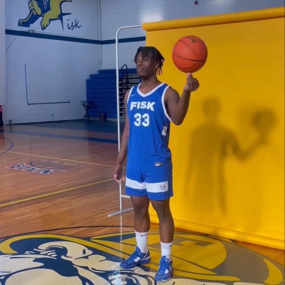 Yay!🏀 If you’re following my stories on #JeremiahArmstead a formally unhoused teen in college thx to a push by @SistersofWatts… here’s an update! Basketball team media day #HBCU #FiskUniversity @FOXLA story when I saw him in Nashville: foxla.com/news/formerly-…