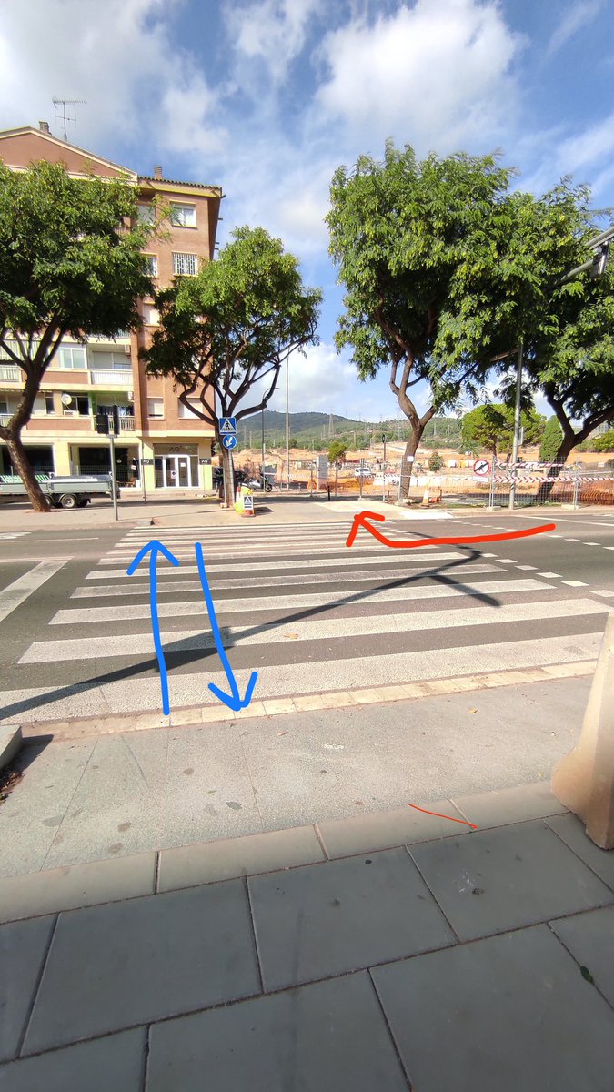 r__viila's tweet photo. A ver qué os parece la última ideaza que ha tenido el ayuntamiento de #Viladecans. Un paso de cebra compartido por peatones (en azul) y vehículos (en rojo). No sé quién debe gestionar el tema de la movilidad en este pueblo, pero muy bueno no debe ser @ViladecansTweet 😅😅 https://t.co/wImuLDx6QX