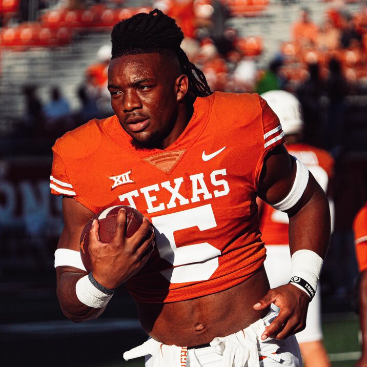 PFF_College's tweet photo. Bijan Robinson at the half vs Oklahoma State:

🤘 14 Touches
🤘 134 Total Yards
🤘 2 TDs
🤘 Texas Leads 31-24 https://t.co/FEo839mSVY