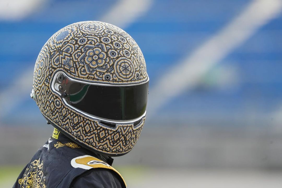 TodoSomosDiseno's tweet photo. Este #MexicoGP #marioachioficial estará usando un par de cascos especiales hechos por #menchacastudio para unirse a las celebraciones de los 60 años de la primera carrera de #F1 en #Mexico #TodoSomosDiseño https://t.co/BfukqLlv4R