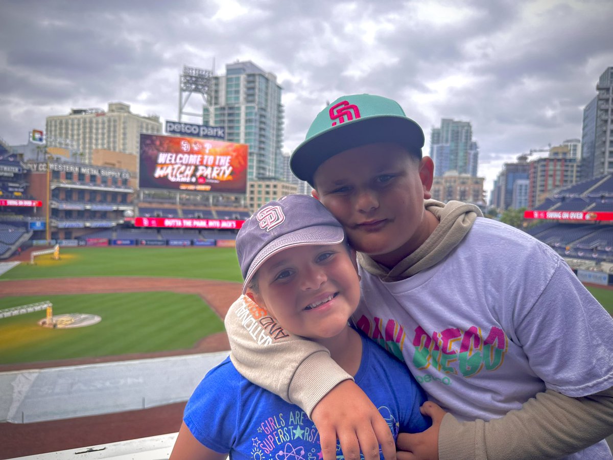 StacyR_82's tweet photo. Padres Watch Party!  #TimeToShine #LFGSD @Padres @TweetAtEver https://t.co/BM2NYR9WkS