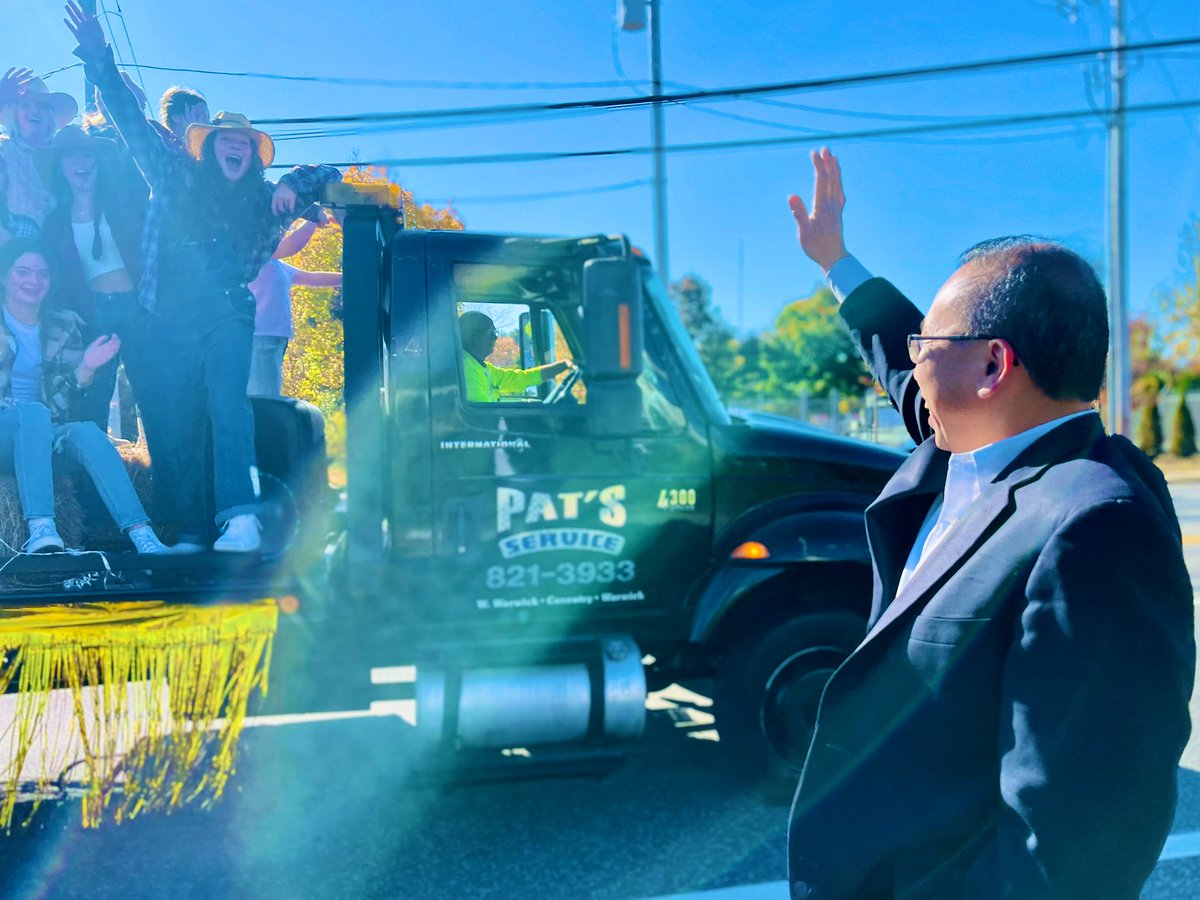 AllanFungRI's tweet photo. From Coventry to Warwick Neck… we’re growing #TeamFung because Rhode Islanders want extremely competent and extremely sensible people in Congress! #LetsDoThis! 🇺🇸 https://t.co/rYCEcB1Bnt