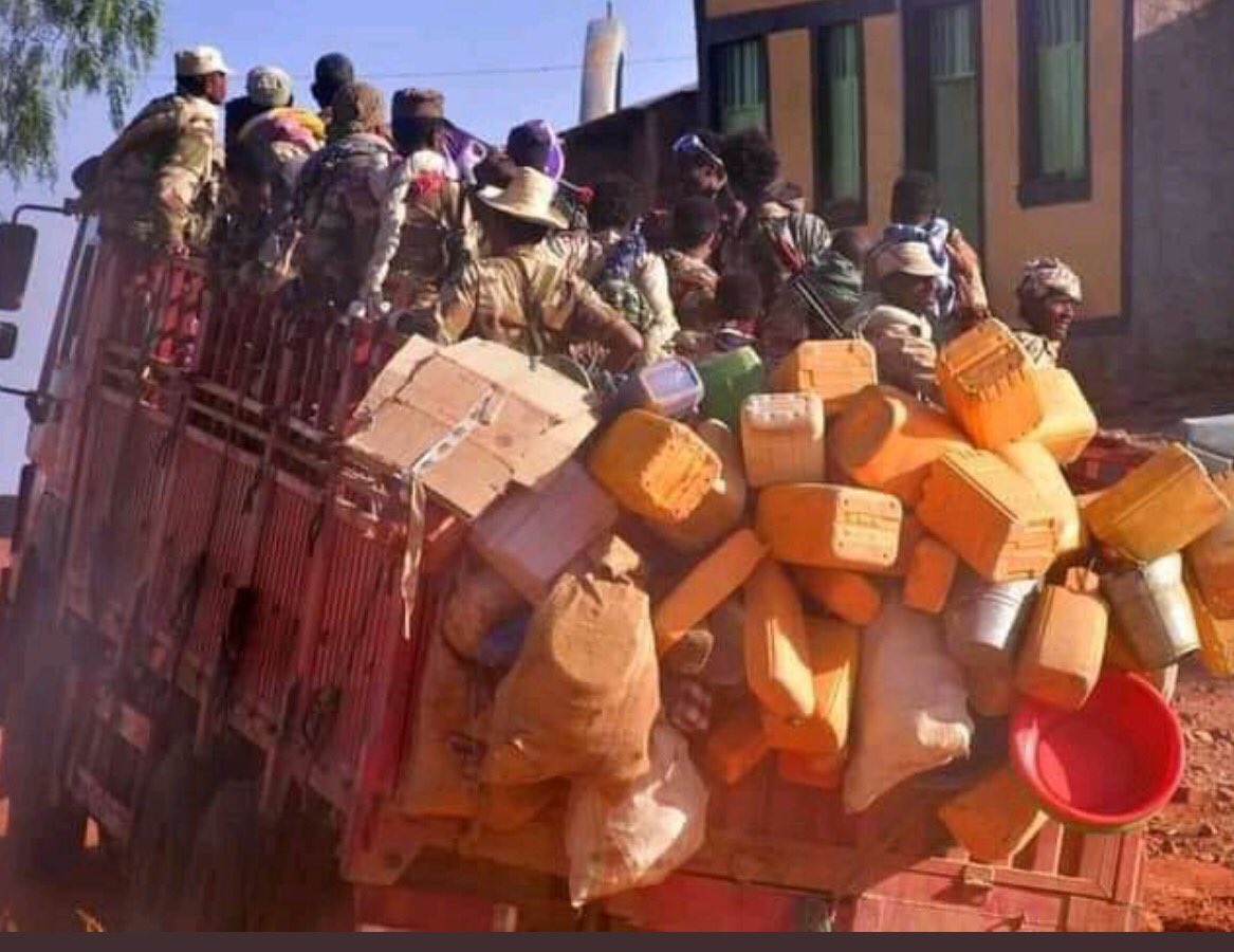 Gandadire's tweet photo. My Heart is Broken...I can't accept the defeat of People of Tigray. 
Eritrean army continues to forcefully take of private properties from  #Shire, Tigray. More than 50 lorries carring of food items and  furnitures moving toward Eritrea. https://t.co/og2yvahyHW