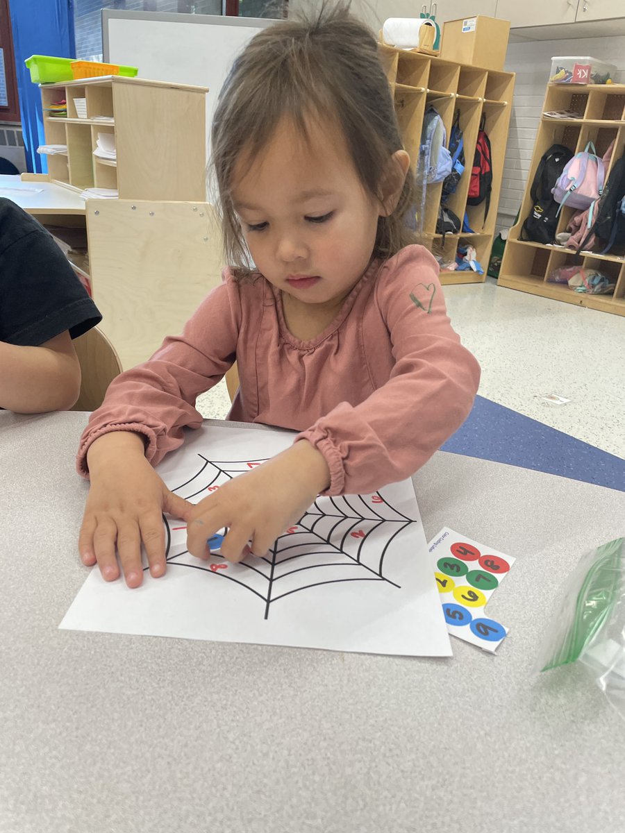 Spider web sticker matching! 🕷️ Some friends matched colors &amp; some matched numbers. Fine motor skills to put the stickers on. @dps109 @earlylearn109 #engage109 #sp109