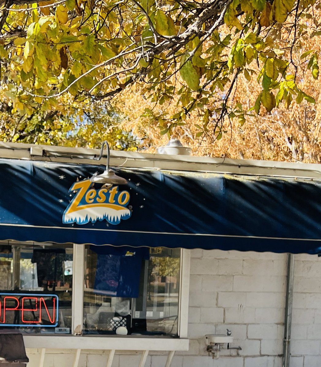 WardDavidJ's tweet photo. Last Zesto Saturday of the season - in Lincoln and it’s 80. A must stop. https://t.co/LGalxcugKz