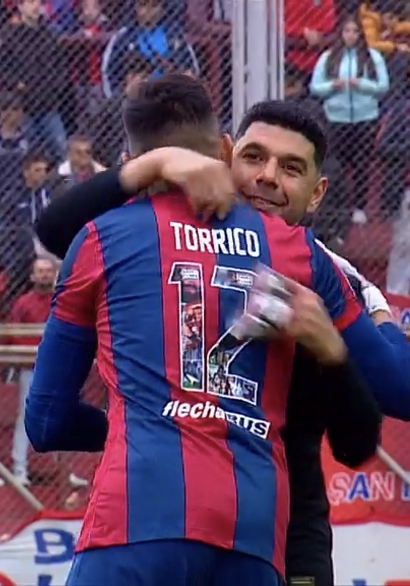 JosRafmiran's tweet photo. Mucha, mucha emoción en la despedida de estos dos grandes.
Gracias TORRICO y ORTIGOZA, desde el corazón de todos los cuervos. https://t.co/v1HHjPZeTL