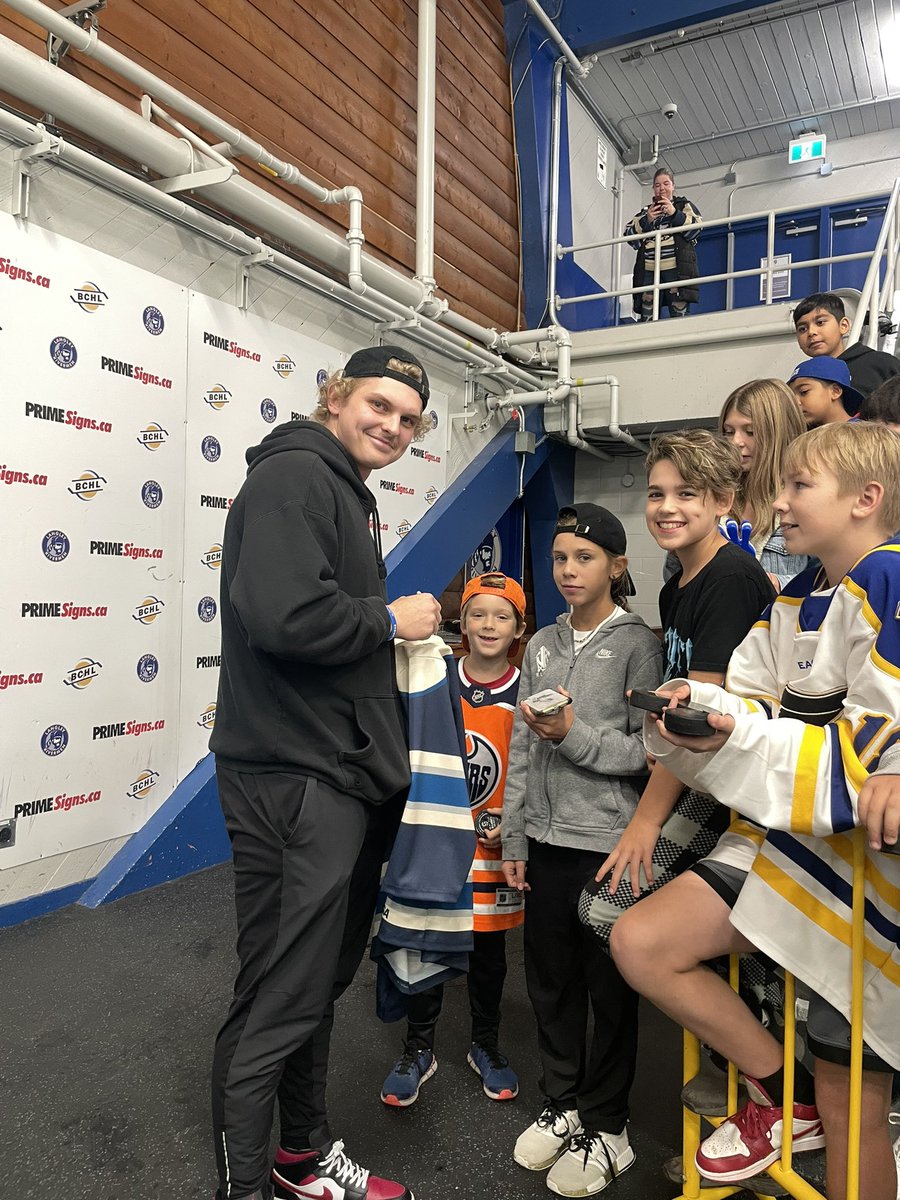 LangleyRivermen's tweet photo. We had an alumni in the stands last night! Great to see you Siels!
#RivAlum | #RivNation https://t.co/uDMJDA9gmT