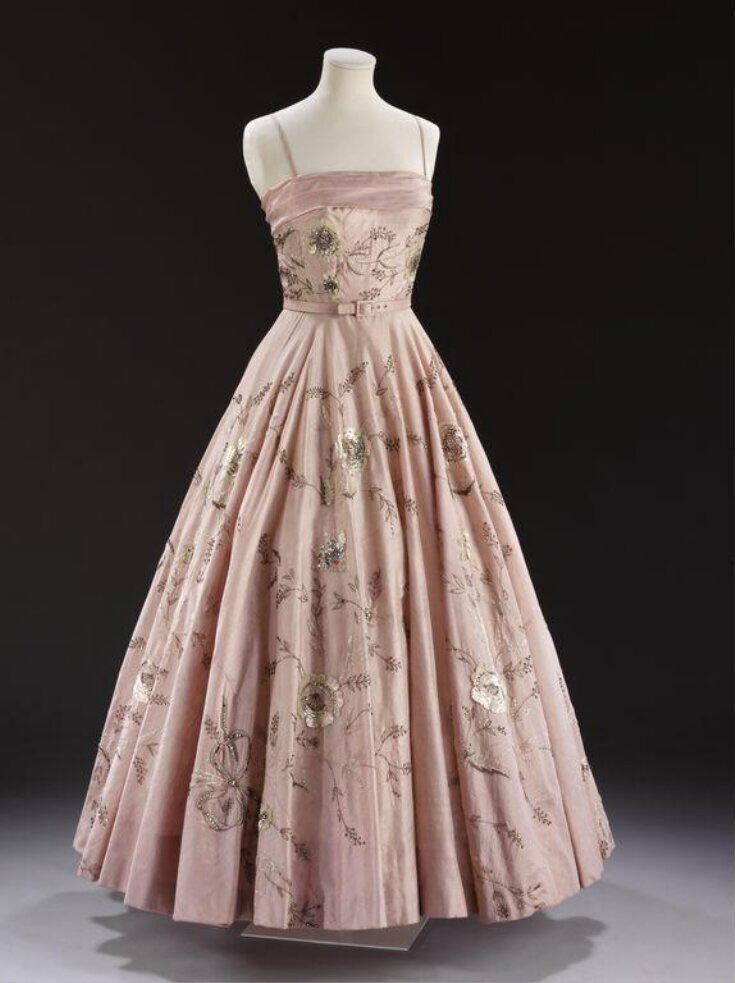 Sweet dreams. Evening dress of embroidered rose pink silk dupion designed by Owen Hyde Clark for Worth (London) ca 1955. Full description & images here @V_and_A collections: collections.vam.ac.uk/item/O120805/e… #dress #dresshistory