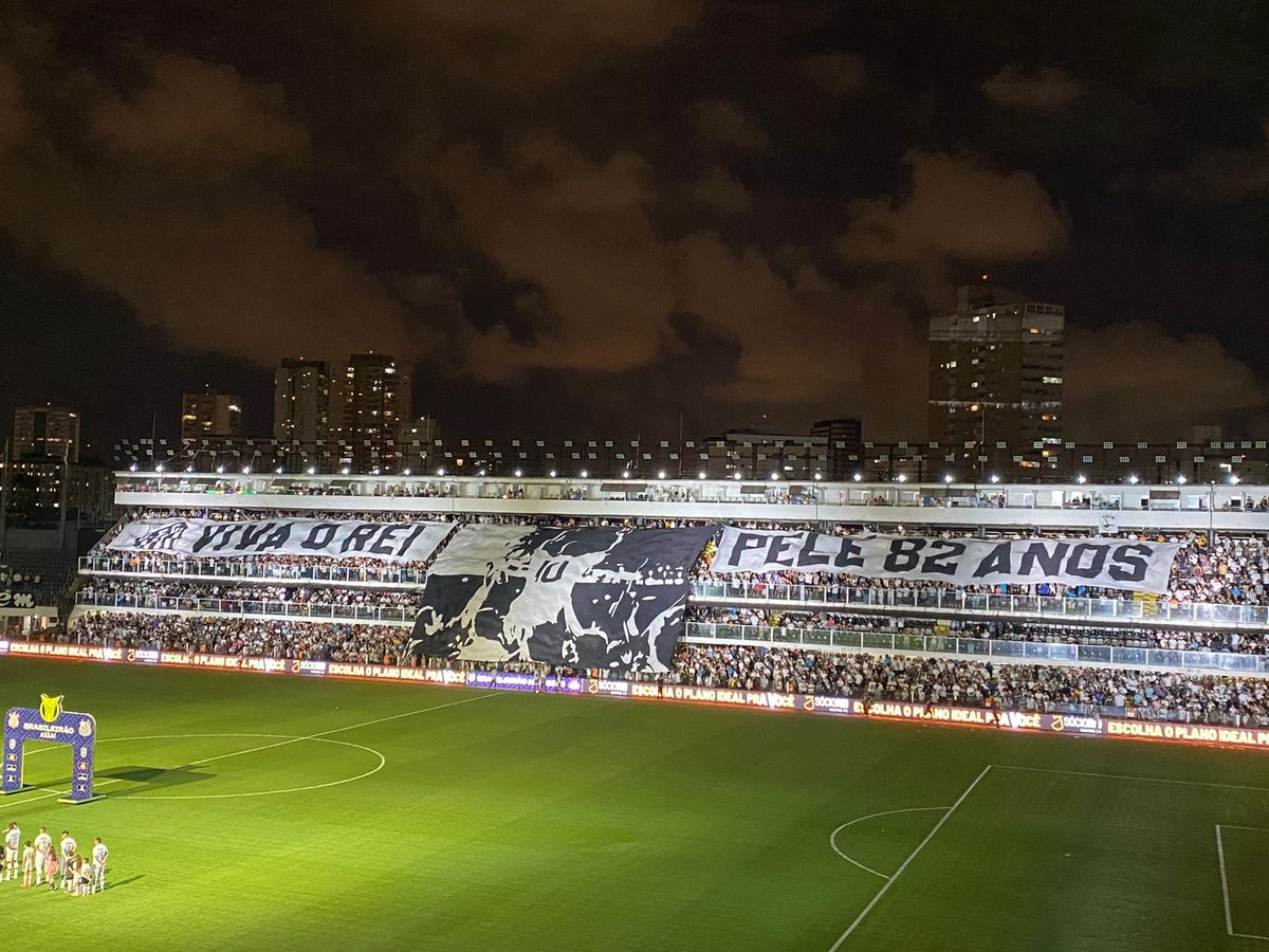 SantosFC's tweet photo. Noite de Clássico Alvinegro. Noite de homenagem ao nosso REI! #PELÉ82 https://t.co/8iRWsmlP4U