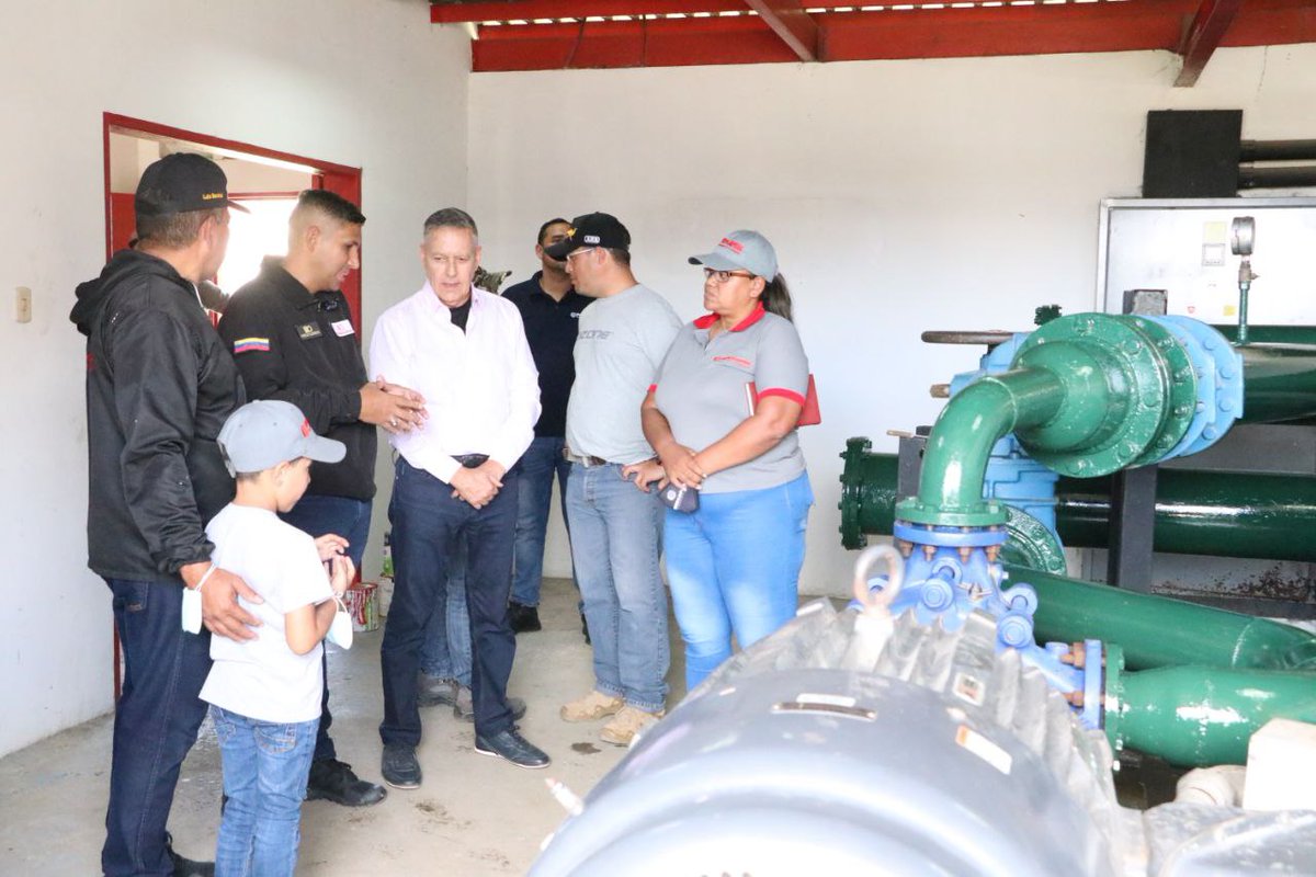 harolclemente's tweet photo. En este sábado de infraestructura realizamos mantenimiento mayor, en la estación de bombeo La Dolorita en compañía del alcalde @JoseVRangelA, colocando dos motores y bombas para beneficiar a 12.700 habitantes". @NicolasMaduro @RMarcoTorres https://t.co/q45uGrFUn1