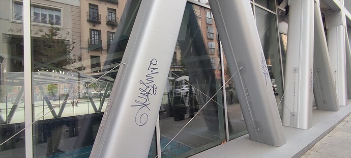 MadridUn's tweet photo. @Lineamadrid limpieza de pintadas en polideportivo de La Cebada. https://t.co/DivnTwdZtm