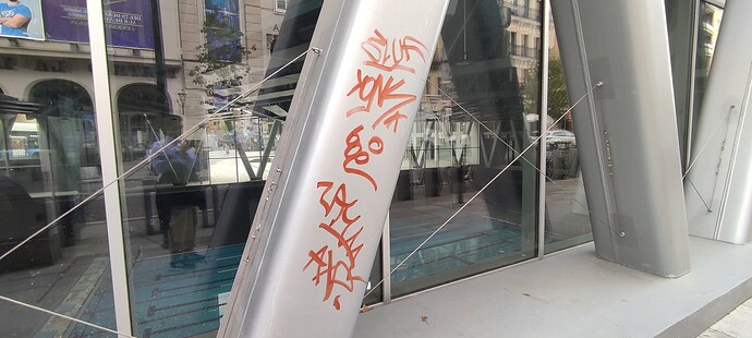 MadridUn's tweet photo. @Lineamadrid limpieza de pintadas en polideportivo de La Cebada. https://t.co/DivnTwdZtm