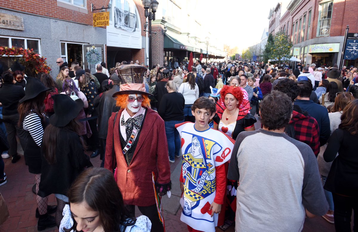 PHBPHOTO's tweet photo. With one more weekend left till Halloween, Salem is hopping with revelers taking advantage of the beautiful fall weather. https://t.co/24dZMOYRo4