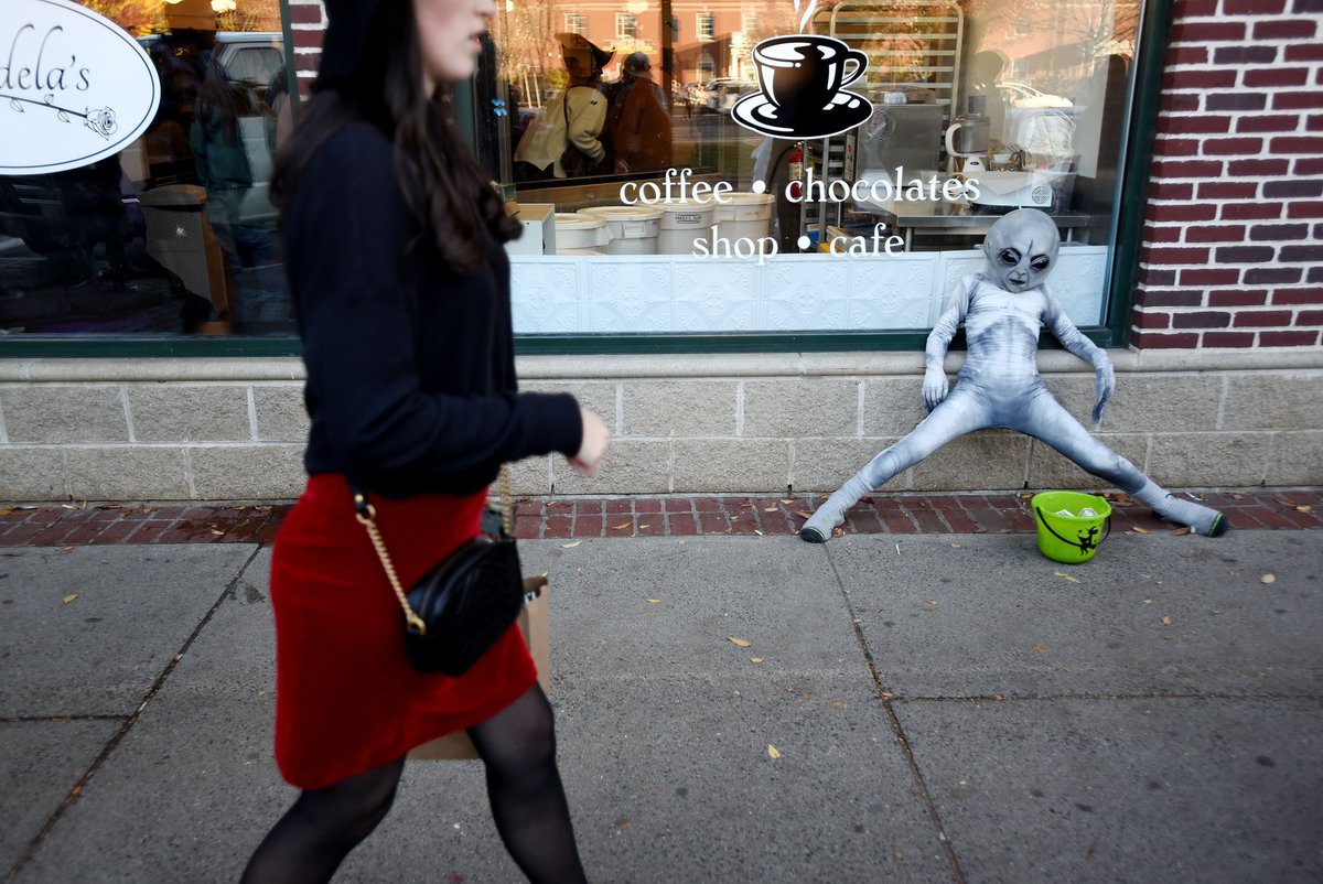 PHBPHOTO's tweet photo. With one more weekend left till Halloween, Salem is hopping with revelers taking advantage of the beautiful fall weather. https://t.co/24dZMOYRo4