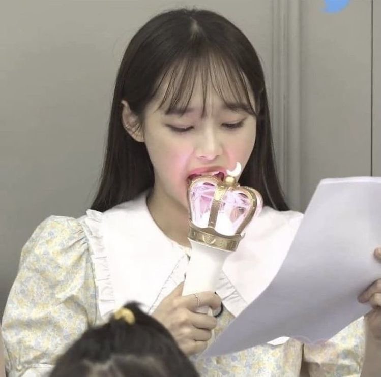 loonaOTD's tweet photo. chuu chuuing 
#CHUU #LOONA
#츄 #이달의소녀 https://t.co/IMH4NBZ60U