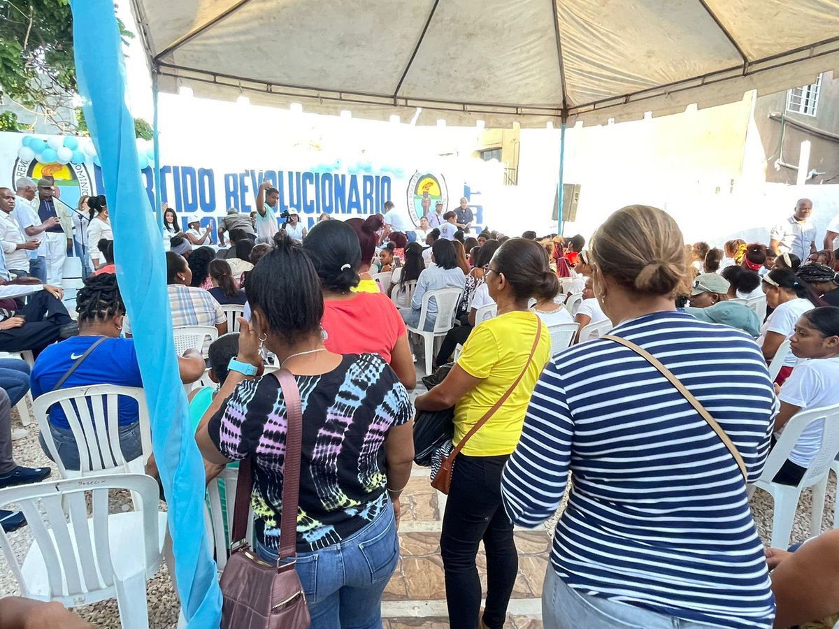 miprd's tweet photo. La Secretaría @snmujerprd #FEDOMUSDE continúa su movilización en todo el país🇩🇴
Hoy moviliza dos comisiones a #SanCristóbal Doña Pegyy Cabral y la Diputada Silvia García
Aquí se procede a juramentar la Dirección Provincial que estará a cargo de la profesora Flor Sepulveda https://t.co/Dao1SP8y3q