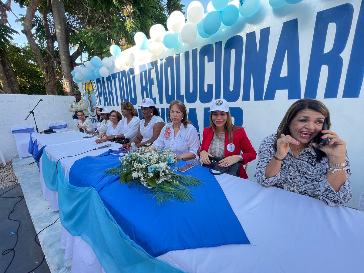 miprd's tweet photo. La Secretaría @snmujerprd #FEDOMUSDE continúa su movilización en todo el país🇩🇴
Hoy moviliza dos comisiones a #SanCristóbal Doña Pegyy Cabral y la Diputada Silvia García
Aquí se procede a juramentar la Dirección Provincial que estará a cargo de la profesora Flor Sepulveda https://t.co/Dao1SP8y3q