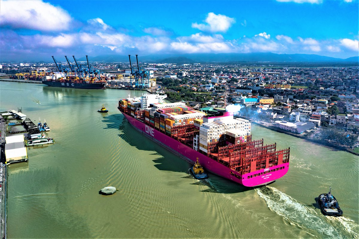 O navio magenta One Amazon do armador <a href="/OceanNetworkExp/">OceanNetworkExpress</a> atracou hoje em nosso cais. Primeira viagem em águas nacionais. Com 330m de comprimento, 48m de largura, e capacidade 11 mil TEUs, está entre os maiores que podem ser recebidos no Complexo Portuário de Itajaí e Navegantes.