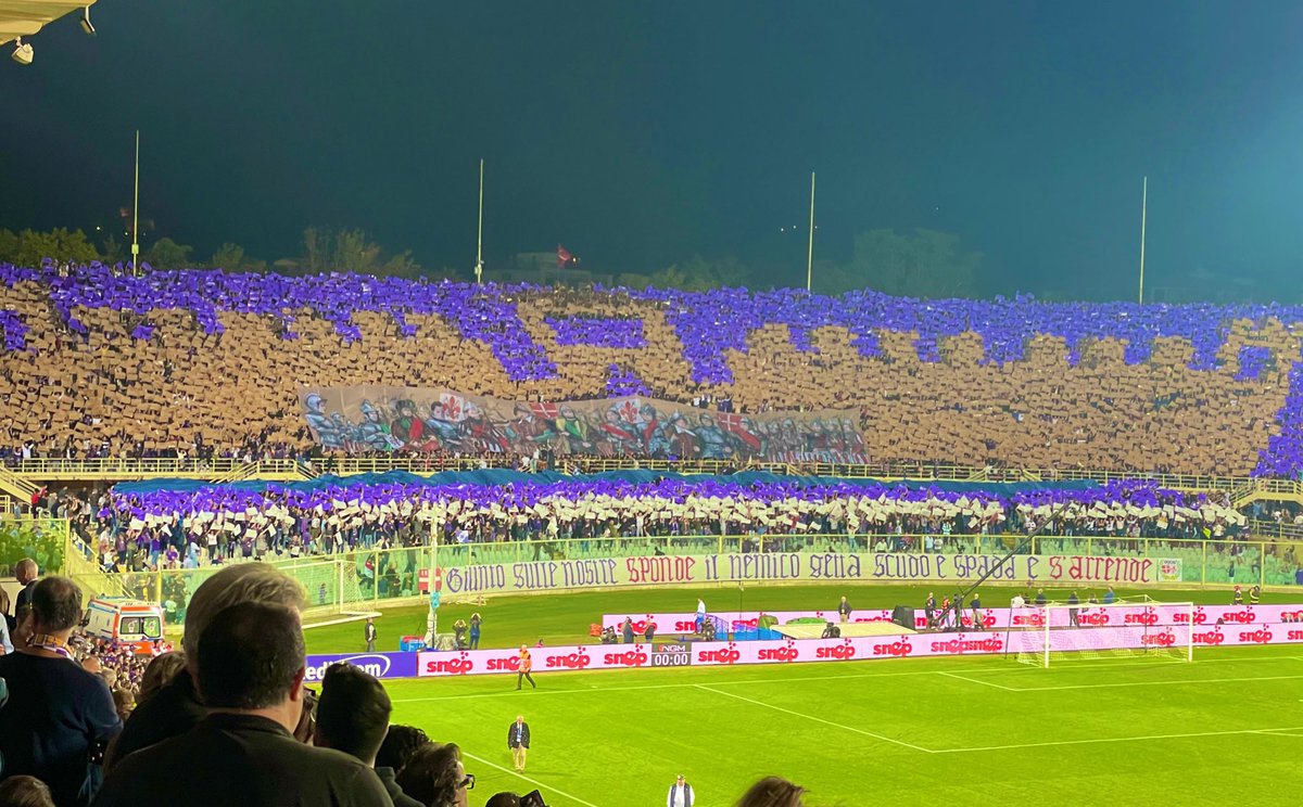 Nueva coreografía con tintes históricos de la Curva Fiesole de la <a href="/acffiorentina/">ACF Fiorentina</a> 

El tema escogido ha sido el asedio de Florencia entre 1529-30 durante la Guerra de la Liga de Cognac. 

Un asedio llevado a cabo por las tropas del Sacro Imperio, los Estados Pontificios